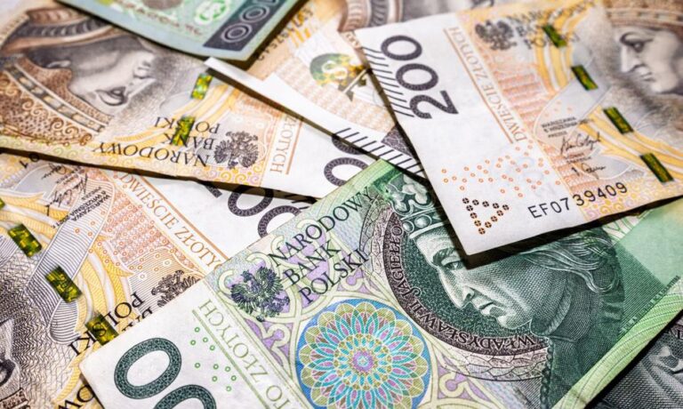 Obywatel Polski o średnich dochodach, zamierzający nabyć mieszkanie dwupokojowe za środki własne, musi kumulować całość swojego wynagrodzenia przez przynajmniej 7 lat. To scenariusz optymistyczny. Przeciętny Polak: Ile wypłat na własne M? - INFBusiness