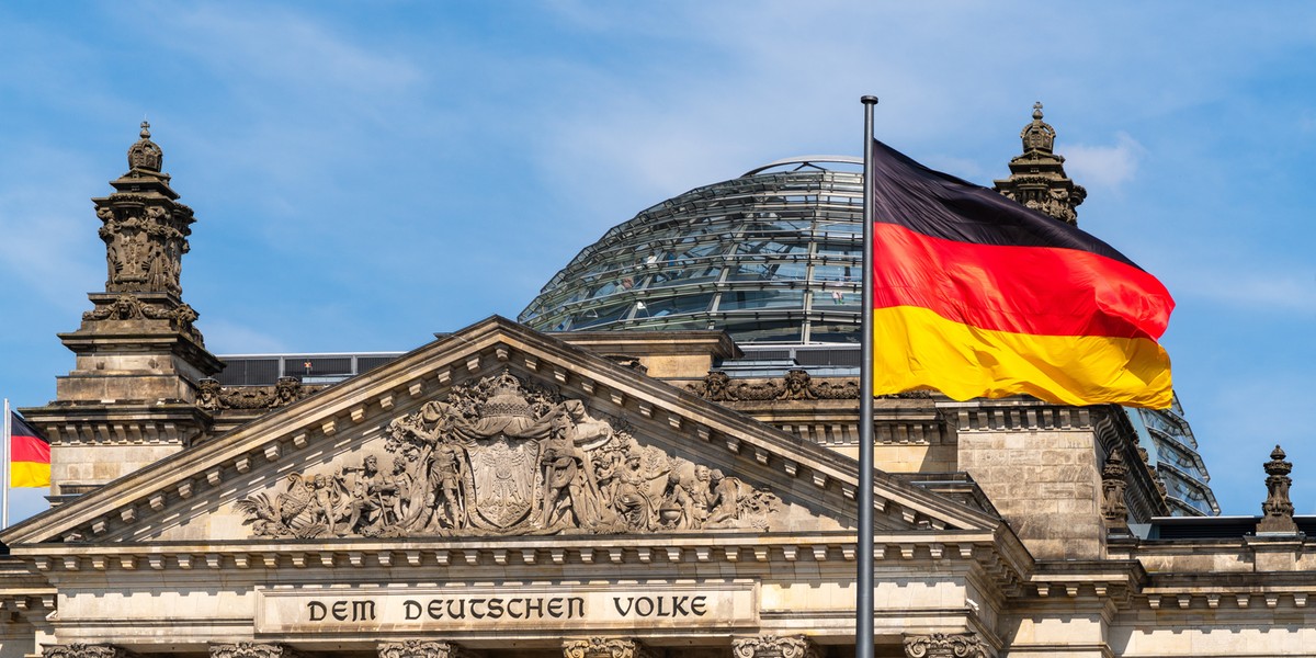 Zgodnie z najświeższymi danymi publikowanymi przez GUS, Republika Federalna Niemiec to czołowy nabywca polskiego eksportu, a jednocześnie państwo mające istotny wpływ na nasz produkt krajowy brutto. I tutaj pojawia się dobra nowina. PKB naszych zachodnich sąsiadów wzrósł w trzecim kwartale o 0,3%. To niedużo, ale wskazuje na progres w zestawieniu z drugim kwartałem. Niemiecka gospodarka nieznacznie się ożywiła w trzecim kwartale. Na zdj. budynek Reichstagu w Berlinie