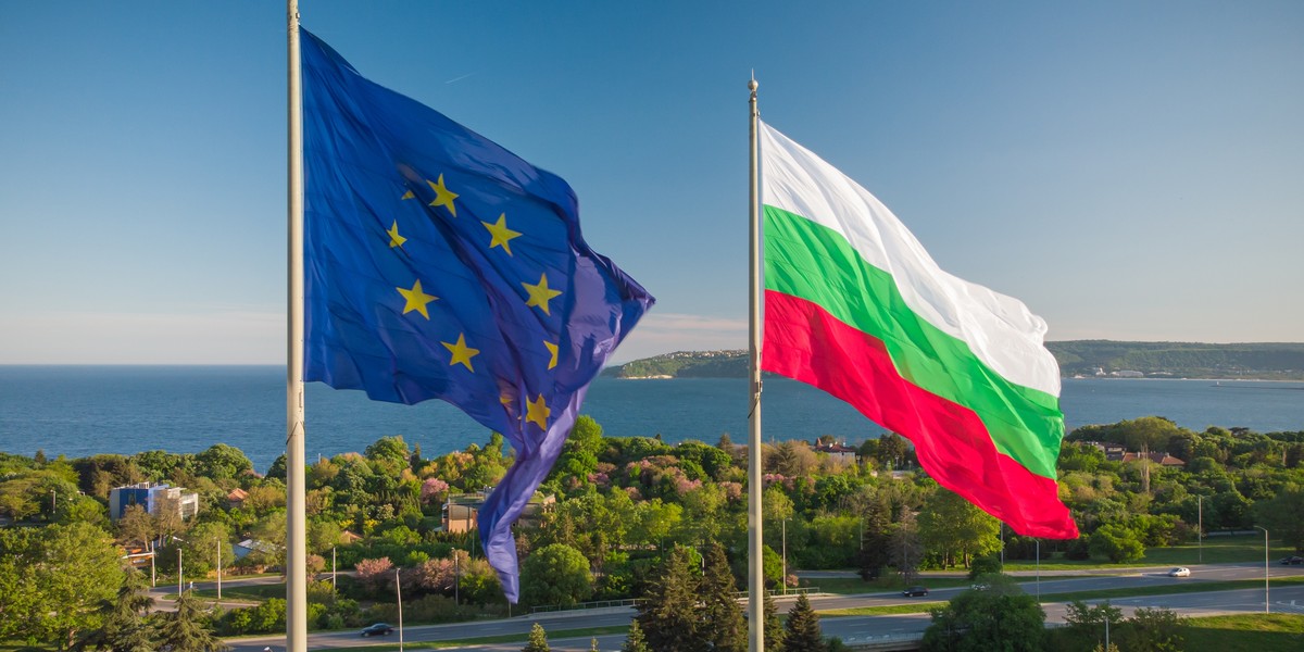 Obszar euro poszerzy swoje granice w roku 2026. Premier Rosen Żelazkow zapewnił, że państwo bułgarskie jest przygotowane do przyjęcia euro jako swojej oficjalnej jednostki monetarnej z dniem 1 stycznia. Istotnym elementem przygotowań jest rozległa akcja informacyjna, która ma na celu przybliżenie korzyści wynikających z wprowadzenia wspólnej waluty. Opinie bułgarskiego społeczeństwa w tej sprawie są zróżnicowane. Zdjęcie ilustracyjne