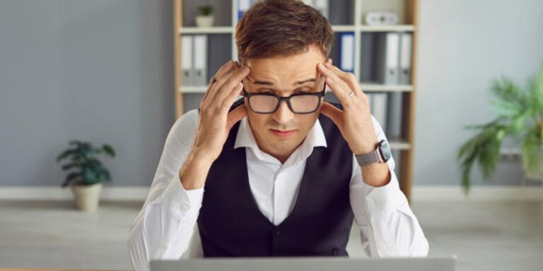 Pomimo, że aż 69% Polaków deklaruje regularne użytkowanie inteligencji sztucznej, brakuje im kwalifikacji, by wykorzystać jej potencjał również w pracy zawodowej. Co gorsza, przedsiębiorstwa niechętnie dążą do zmiany tego stanu – jedynie 13% organizacji, które wprowadziły AI, przeznacza zasoby na edukację zespołów w tym zakresie. Rynek pełen sprzeczności: biznes inwestuje w sztuczną inteligencję, pomijając edukację załogi. - INFBusiness