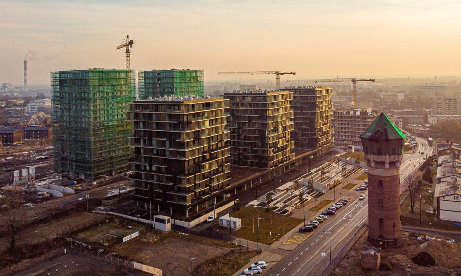 Ożywienie na rynku nieruchomości mieszkaniowych w Polsce, obserwowane w trzecim kwartale roku 2025, jest bezpośrednio powiązane z poprawą otoczenia makroekonomicznego, w tym z szybszym wzrostem PKB oraz inflacją w celu Narodowego Banku Polskiego - wynika z opracowania przygotowanego przez firmę Cushman & Wakefield. Popyt rośnie, ale deweloperzy rozpoczynają mniej budów. Nowy raport