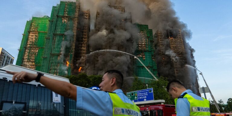 Tragedia w jednej z najbardziej zaludnionych metropolii świata sprowokowała przypływ wspólnoty. Największe przedsiębiorstwa ogłaszają transfery opiewające na miliony złotych. Co powoduje, że biznes reaguje tak ekspresowo i co kryje się za tymi decyzjami? Hongkong w płomieniach. Firmy tłumnie obiecują wsparcie finansowe. - INFBusiness