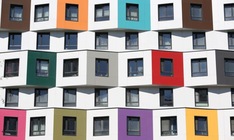 Blisko 33% polskich gospodarstw domowych nie może sobie pozwolić na najem lokalu mieszkalnego po cenach rynkowych. Do takiej grupy osób adresowana jest propozycja Społecznych Inicjatyw Mieszkaniowych, oferujących czynsze wyraźnie niższe niż te spotykane na rynku. Aby program oddziaływał na cały sektor, nie jest wymagane drastyczne zwiększanie środków finansowych z budżetu państwa, lecz warto skupić się na ich efektywnym zagospodarowaniu, uważa Adam Czerniak, profesor Szkoły Głównej Handlowej oraz wiceprezes Krajowego Zasobu Nieruchomości. Subwencje kredytowe to droga donikąd. Nie powinniśmy pobudzać zapotrzebowania na lokale. - INFBusiness