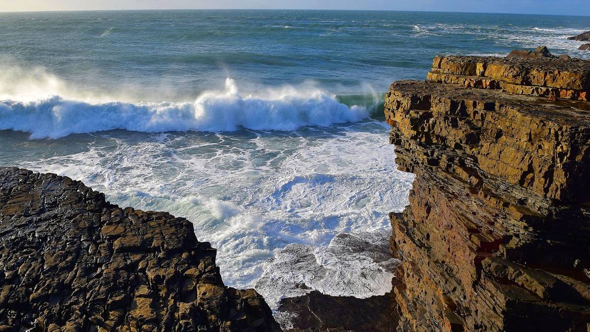 W rezultacie potężnej nawałnicy w południowej Kalifornii poniosło życie co najmniej dwóm osobom. 39-letni tata i jego 5-letnia córeczka zostali uniesieni przez fale do oceanu. Mężczyzny nie zdołano ocalić, poszukiwania dziewczynki nieprzerwanie trwają. Wcześniej w następstwie obfitych opadów deszczu stracił także życie 71-letni mieszkaniec amerykańskiego stanu. Skaliste wybrzeże Kalifornii z wielkimi, spienionymi falami rozbijającymi się o klify.