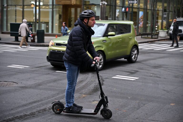 Ponad tysiąc incydentów i dziesięć ofiar śmiertelnych – to obecny obraz wypadków z udziałem e-hulajnóg, jak wynika z danych policyjnych, do których dotarła „Rzeczpospolita”. Problem stanowią osobiste pojazdy, w których likwidowane są ograniczenia prędkości. Szybkie hulajnogi sieją postrach. Wzrost liczby wypadków i zgonów. - INFBusiness