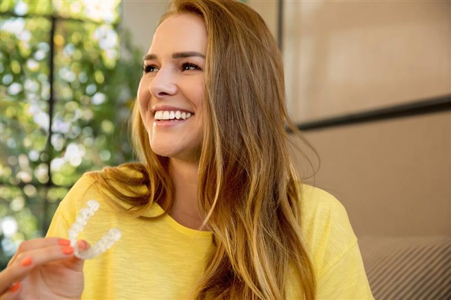 Nowoczesna ortodoncja coraz śmielej integruje medycynę z wysoce zaawansowanymi rozwiązaniami technologicznymi. Dzięki nim możliwe jest cyfrowe opracowanie kompletnego planu terapii, a nawet jej monitorowanie na odległość, co z kolei minimalizuje ilość osobistych wizyt pacjenta w placówce. Klinika Cheese z Warszawy, oferując system Invisalign®, zaprasza pacjentów do świata innowacyjnego leczenia ortodontycznego. Ortodoncja w dobie techniki. Przełom Invisalign a komfort pacjenta. - INFBusiness