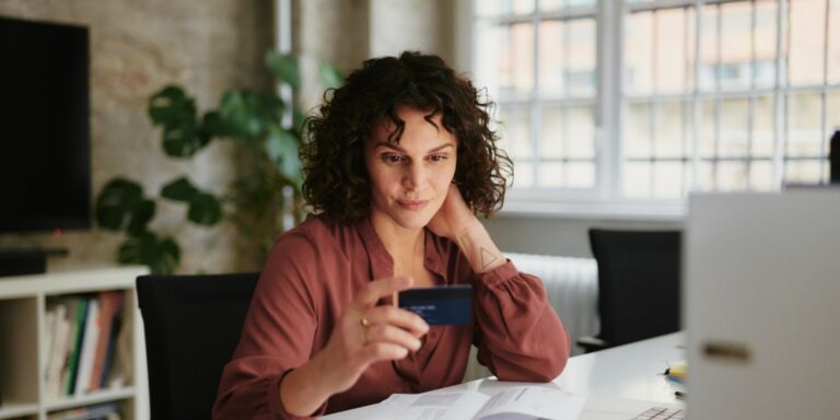 Jak wynika z rezultatów analizy „Adyen Index: Retail Report 2025”, aż 8 na 10 polskich firm zaobserwowało w minionym roku powiększenie się strat wynikających z nadużyć w płatnościach. W przypadku 28% spółek straty te sięgnęły nawet od 2,4 do 2,9 mln złotych. W reakcji na narastające niebezpieczeństwo, przedsiębiorstwa poszukują możliwości, które pozwolą im zredukować liczbę oszustw, bez konieczności akceptowania niższego wskaźnika konwersji lub zwiększenia kosztów – jednym z takich rozwiązań jest Adyen Uplift. Sztuczna inteligencja wkracza tam, gdzie wzrasta zagrożenie. - INFBusiness