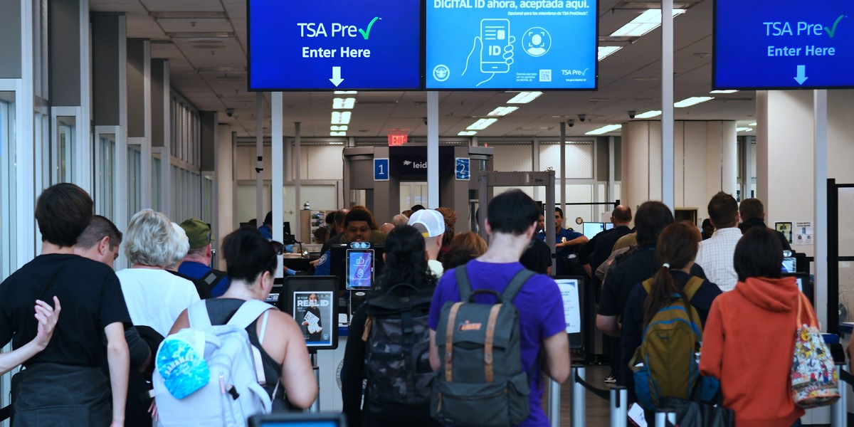 W poniedziałek dało się zauważyć narastającą liczbę anulowanych połączeń, ponieważ deficyt kontrolerów ruchu powietrznego, spotęgowany przez rekordowo długie zawieszenie działalności administracji rządowej w USA, spowodował paraliż w ruchu lotniczym na całym wybrzeżu. Prezydent Donald Trump ostrzegł kontrolerów ruchu lotniczego przed redukcją płac, jeśli nie zjawią się w pracy. Tysiące lotów zostało w USA odwołanych