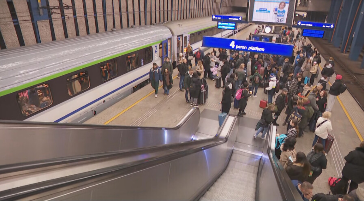 Centralna stacja kolejowa w Warszawie została ponownie otwarta dla podróżnych po ponad tygodniowych pracach unowocześniających. W trakcie tych działań, między innymi, zastąpiono system kontroli ruchu pociągów i zainstalowano nowe skrzyżowania torów. Obiekt przeszedł również kompleksowe sprzątanie. Zatłoczony peron Dworca Centralnego w Warszawie z podróżnymi i pociągiem.