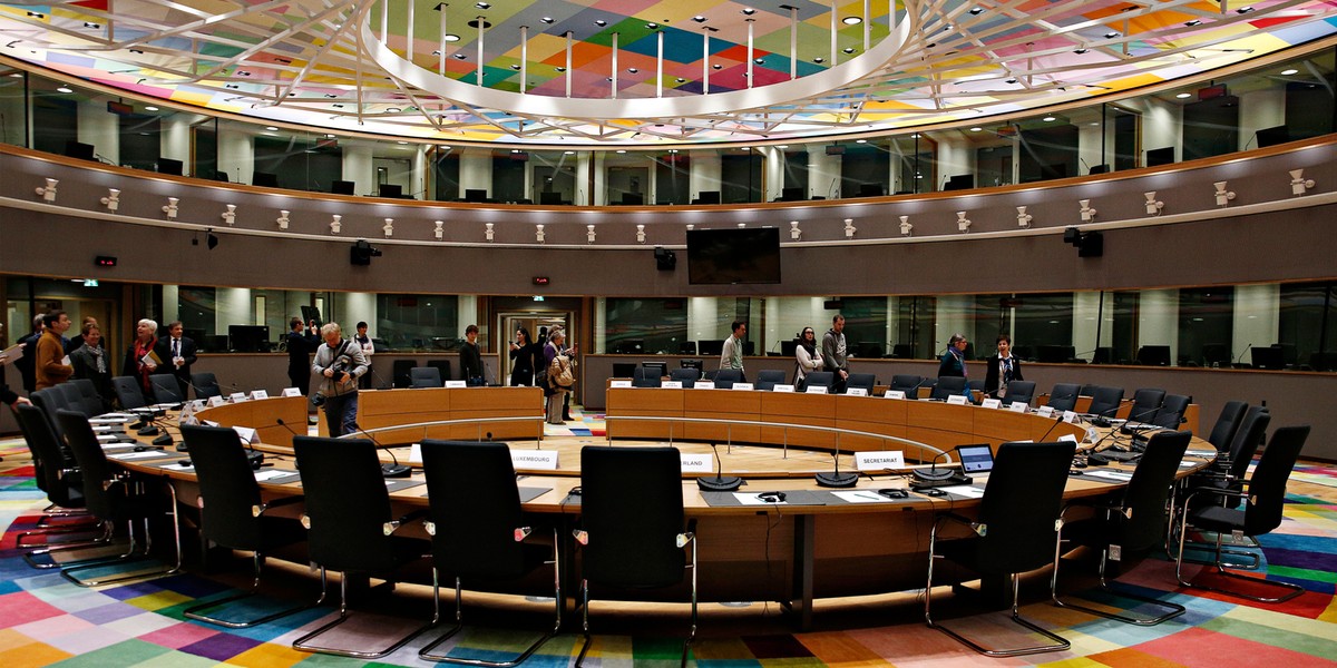 System ETS2 ma wejść w życie trzy lata później – to cel zabiegów Polski. Także inne kraje Grupy Wyszehradzkiej wyrażają powątpiewanie co do tego systemu. Ostatni szczyt w Brukseli stworzył pewną możliwość w tej kwestii, lecz ostatecznej decyzji nie podjął. Drugim żądaniem Polski jest mechanizm, który ograniczy wzrost cen ETS2. Tu nadzieje na pozytywne rozstrzygnięcie są większe. Istotne jest jednak przygotowanie obywateli do nadejścia ETS2 przez promowanie pomp ciepła, termomodernizację budynków oraz rozwój transportu bezemisyjnego, w tym komunikacji miejskiej. System ETS2 był jednym z tematów Rady Europejskiej w Brukseli