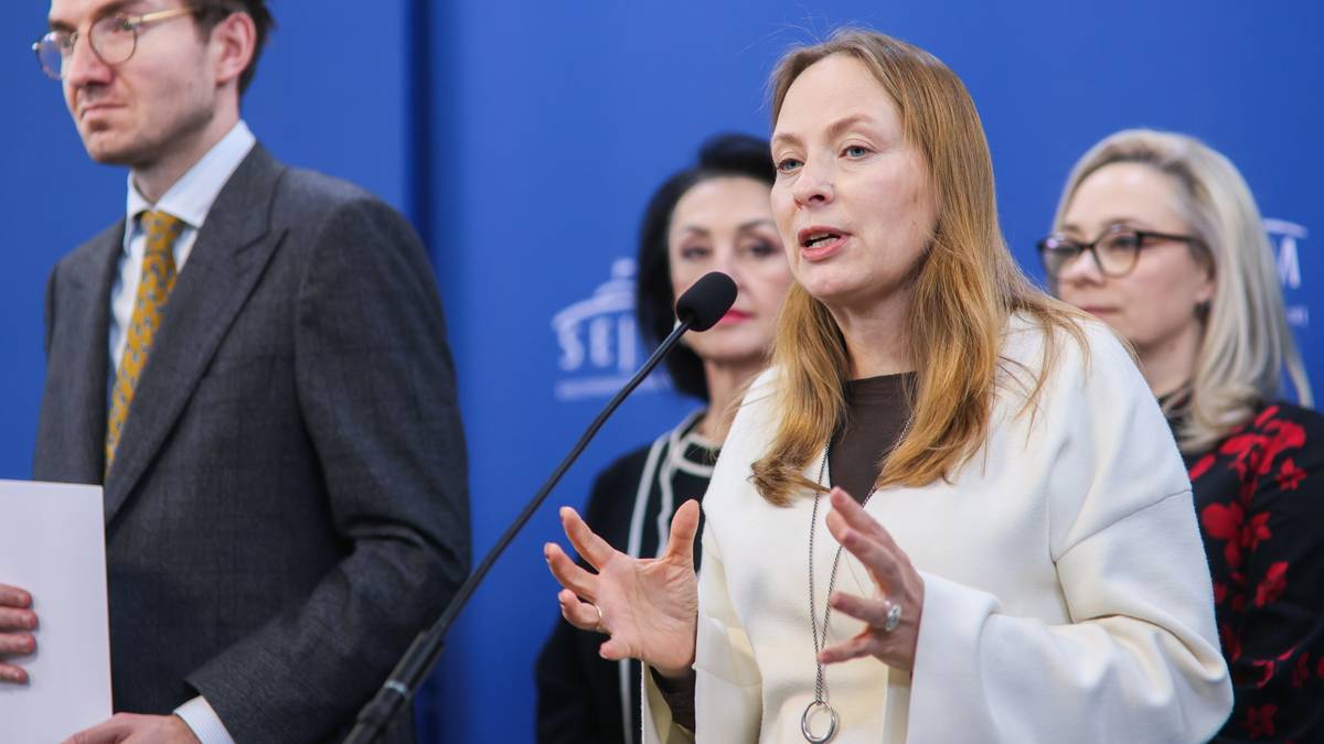 "Postanowiłam kandydować na prezesa Polski 2050" - obwieściła Katarzyna Pełczyńska-Nałęcz na platformach mediów społecznościowych. Zaznaczyła, iż mimo opuszczenia przez Szymona Hołowni urzędu marszałka Sejmu, zamierza ona być lojalna wobec swojego stronnictwa. "Jeśli będziecie mnie wspierać, Polska 2050 wystartuje w kolejnych wyborach jako niezależny podmiot i zrobi to z rozwagą i pasją" - oznajmiła. Kobieta w białej bluzce przemawia, gestykulując rękami, w tle mężczyzna w garniturze.