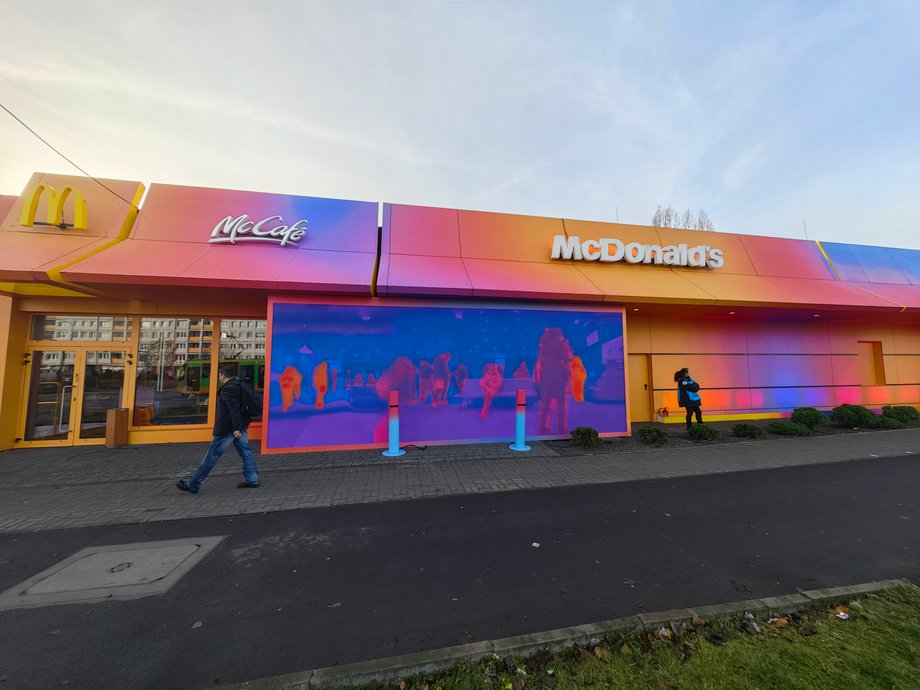 Kultowy Burger Drwala znowu dostępny w McDonald's. Aktualnie można go nabyć tylko w punkcie gastronomicznym na ul. Hetmańskiej 100 w Poznaniu. Do wszystkich lokalizacji w Polsce ta kanapka w standardowej postaci zawita 19 listopada. Poznańska restauracja, do której Drwal trafił jako pierwszy