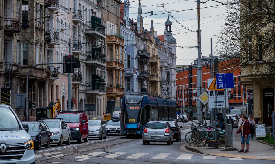 W 2024 r. miasta oraz gminy mogły inkasować dodatkowe 3,8 mld zł z tytułu daniny od nieruchomości, gdyby zdecydowały się na progi maksymalne. Zazwyczaj decydują się na nie rozległe aglomeracje. Mniejsze akceptują skromniejsze obciążenia – relacjonuje czwartkowy „Dziennik Gazeta Prawna”. Podatek od nieruchomości po nowemu. Wiadomo, gdzie są najwyższe stawki
