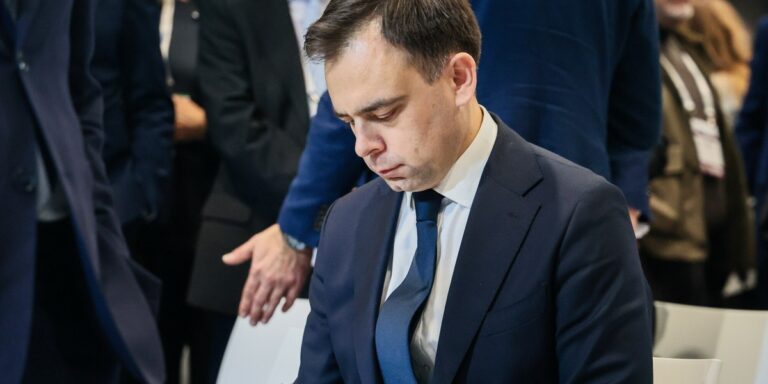 Ministerstwo Finansów zamierza w piątek obwieścić uruchomienie programu Innovate Poland, którego budżet sięga kilku miliardów złotych. Ma to być motor napędowy polskich inwestycji — informuje "Rzeczpospolita" i zaznacza, że w środowisku program jest nazywany "planem Domańskiego". Zgodnie z wiadomościami gazety w przedsięwzięciu wezmą udział PFR Ventures, Bank Gospodarstwa Krajowego, PZU oraz fundusze inwestycyjne. Państwo gotowe do inwestycyjnego uderzenia. Startuje "program Domańskiego" - INFBusiness