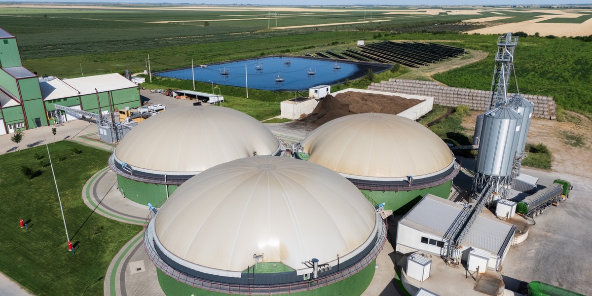 Na obszarze biometanu sytuacja staje się coraz aktywniejsza. Firma Elenger Dystrybucja, działająca m.in. w obszarze dostarczania gazu naturalnego, inicjuje pierwszy w naszym kraju projekt wtłaczania zielonego paliwa do sieci rozdzielczej. Przedsiębiorstwo posiada zagwarantowane środki finansowe z funduszy europejskich, a, jak przekazuje jej dyrektor generalny, gotowość techniczna do przejęcia produktu to sprawa mniej więcej dwunastu miesięcy. Ta inwestycja będzie elementem składowym pożądanej dekarbonizacji infrastruktury gazowniczej. Z punktów zatłaczania będą mogły skorzystać biogazownie i biometanownie położone daleko od infrastruktury gazowej. Zdjęcie poglądowe