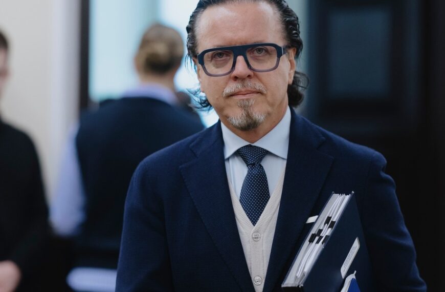 Szef MAP ocenia pierwsze sto dni urzędowania. Zmiany personalne i krajowa zawartość.