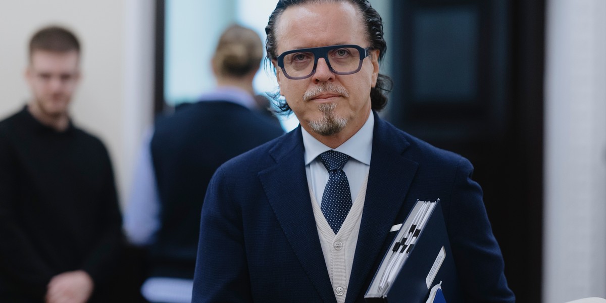 Szef ministerstwa aktywów państwowych Wojciech Balczun dokonuje oceny swoich pierwszych 100 dni w urzędzie. Anonsuje zmiany personalne — wiceszefa Roberta Kropiwnickiego zastępuje sekretarz stanu Eliza Zeidler, której zadaniem będzie m.in. zajęcie się wkładem Polski w proces odbudowy Ukrainy. Główne cele Balczuna to komponent krajowy i współdziałanie między firmami ze sfery Skarbu Państwa. Minister aktywów państwowych Wojciech Balczun podsumowuje pierwsze 100 dni swoich rządów w resorcie aktywów