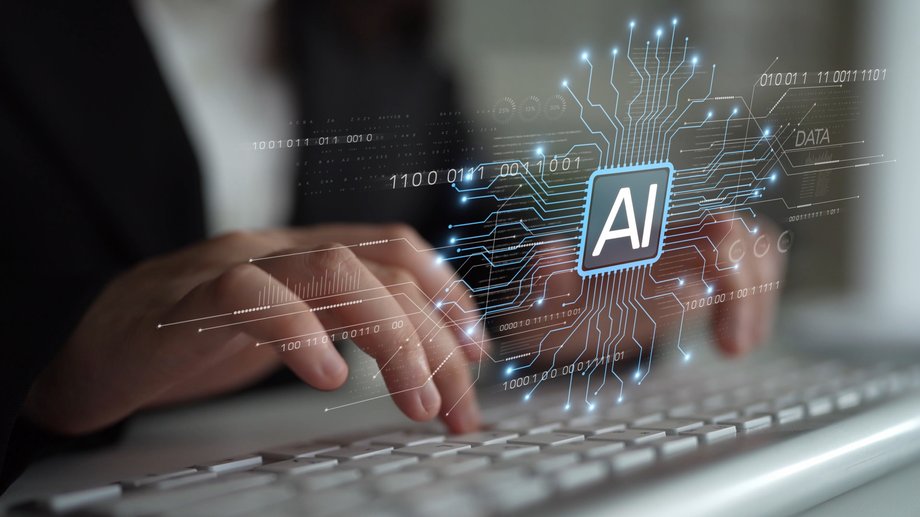 25 mln euro dofinansowania otrzyma polska spółka technologiczna Synerise od Europejskiego Funduszu Inwestycyjnego. Specjalizacją przedsiębiorstwa jest inteligencja sztuczna o charakterze behawioralnym. Dyrektor generalny firmy, a jednocześnie współudziałowiec Wisły Kraków, Jarosław Królewski zaznacza, że wsparcie EBI to krok milowy dla Synerise oraz europejskiego środowiska innowacji. Wiceprezes EBI Teresa Czerwińska wskazuje, że promowanie polskiego lidera technologicznego wpisuje się w sedno zadania banku, jakim jest powiększanie konkurencyjności Europy. Polski lider AI z 25 mln euro. EBI stawia na innowacje