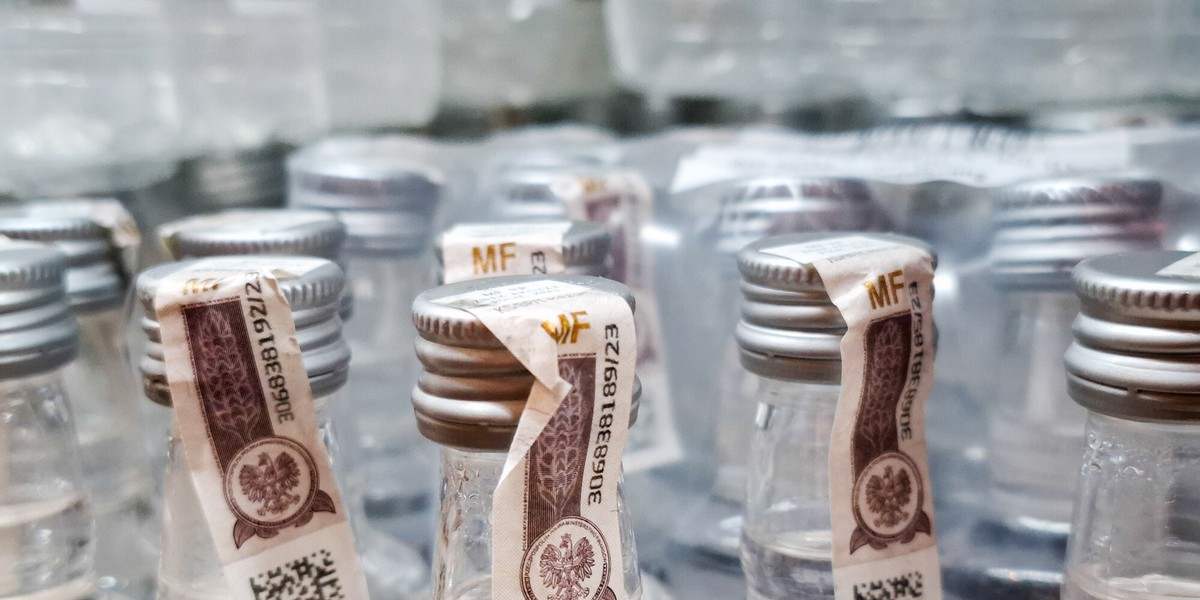 Nieduże butelki z alkoholem, zwane popularnie "małpkami", mogą podrożeć. Jarosław Neneman, wiceminister finansów, oznajmił w rozmowie z piątkowym "Pulsem Biznesu", że "decyzje zostaną podjęte wkrótce" w tej kwestii. Możliwa podwyżka "opłaty małpkowej"
