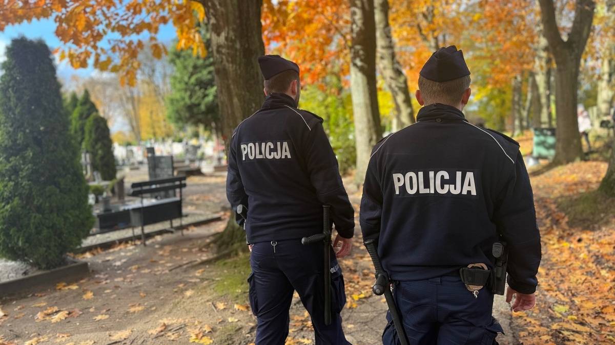 Urząd śledczy analizuje okoliczności zgonu 66-letniego rezydenta Ośrodka Pomocy Społecznej w Krasnymstawie (woj. lubelskie). Funkcjonariusze policji byli zmuszeni zabrać sarkofag z ciałem mężczyzny z wnętrza świątyni krótko przed ceremonią pogrzebową, aby zrealizować autopsję. Tłumaczą, iż nikt nie poinformował ich o zaplanowanym pochówku i - mimo że było to nieuniknione - "nie mieli intencji nikogo obrazić". Dwóch policjantów w mundurach idzie przez alejkę z drzewami i liśćmi na ziemi.