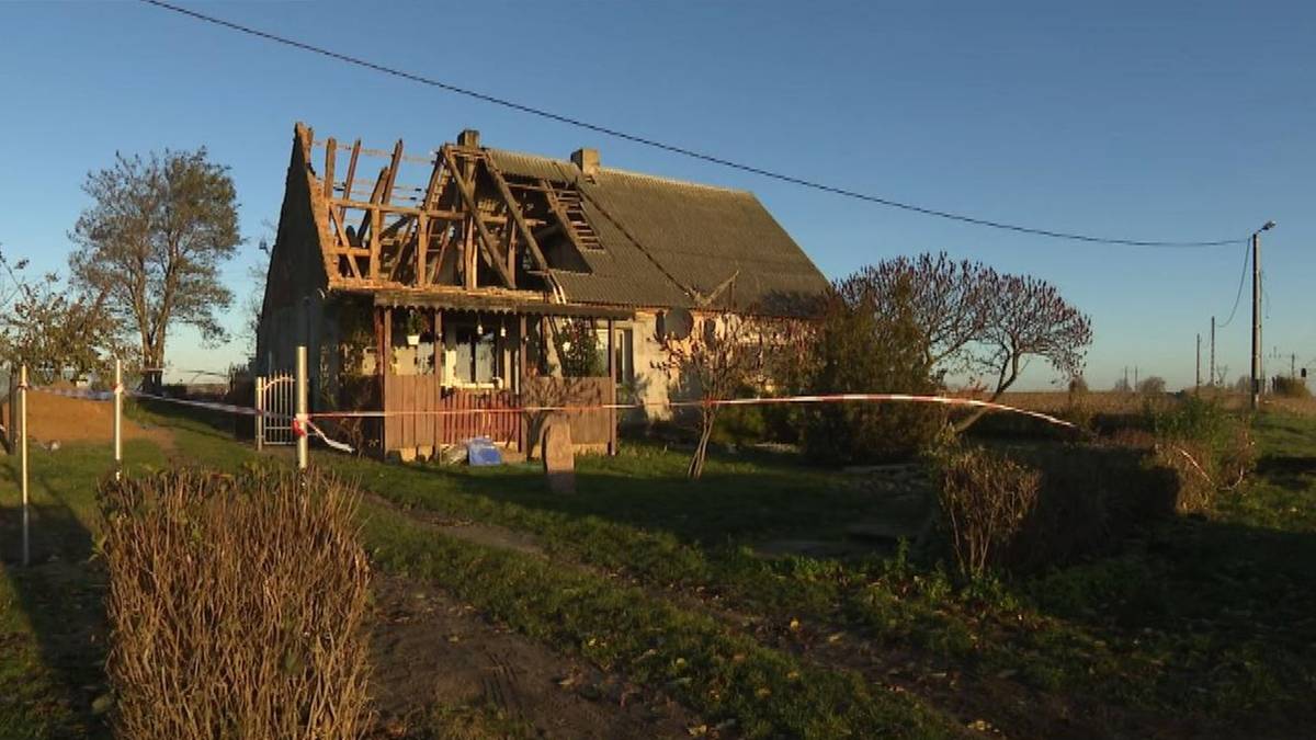 Blisko 2 tys. interwencji na obszarze całego kraju zrealizowali strażacy w następstwie nawałnic i intensywnych podmuchów wiatru. - Uszkodzonych lub oderwanych zostało 39 pokrył dachowych. Siedem osób odniosło obrażenia - oznajmił rzecznik prasowy Komendanta Głównego Państwowej Straży Pożarnej. W piątek, do godziny 6:45, strażacy interweniowali ponad 100 razy. Wiatry i ulewy nad Polską. Straż podsumowała nocne interwencje