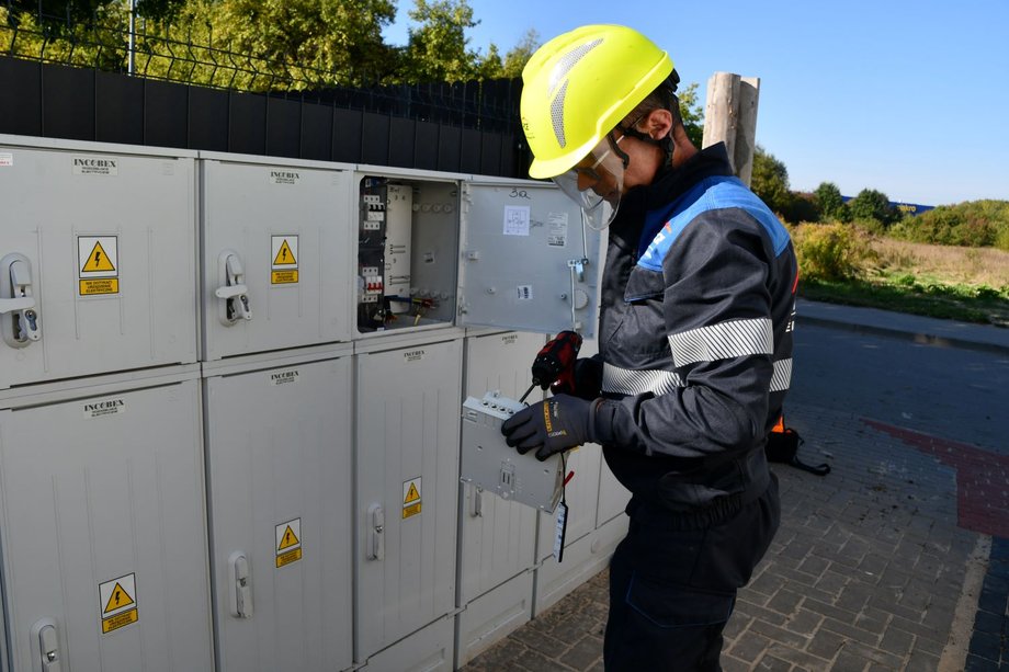 W erze gwałtownych przemian technologicznych i wzrastających problemów związanych z transformacją energetyczną, PGE Dystrybucja po raz kolejny demonstruje, że innowacja i gotowość na nowe rozwiązania stanowią bazę nowoczesnego sektora energii. Program GRID UP!, którego druga edycja właśnie się rozpoczęła, jest wyjątkową inicjatywą, która spaja świat startupów, przedsiębiorstw technologicznych i instytucji naukowych z praktyką jednego z czołowych operatorów systemu dystrybucyjnego w Polsce. GRID UP! II Edition – Pioneering the Future of Energy with PGE Distribution - INFBusiness