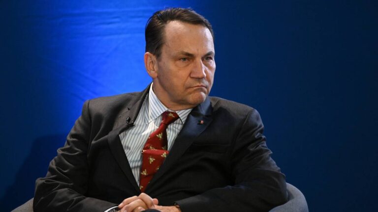 Radosław Sikorski zaprosił izraelskiego ambasadora w Polsce do MSZ w powiązaniu z niedzielnym wpisem od instytutu Jad Waszem. W rzeczonej publikacji nasz kraj został posądzony o zbrodnicze poczynania wobec Żydów, których dopuszczali się w gruncie rzeczy Niemcy. Jak wytłumaczył minister, podjął taką decyzję, gdyż wspomniana publikacja nie uległa zmianie. Sikorski pilnie wezwał izraelskiego ambasadora do resortu spraw zagranicznych. Powodem oburzający post Jad Waszem. - INFBusiness