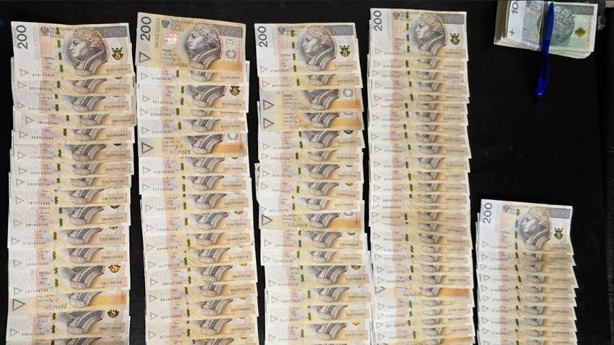 Pięć stos&oacute;w banknot&oacute;w dwustuzłotowych ułożonych obok siebie, z dodatkowym mniejszym stosem po prawej stronie.