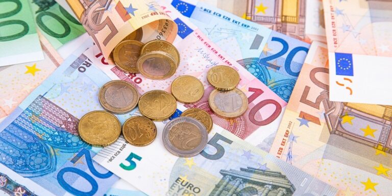 Działania wstępne związane z wirtualnym euro będą kontynuowane, jednakże czas wdrożenia waluty do użytku jest dosyć odległy. W gronie europejskich liderów opinie są podzielone, lecz zjednoczyć ich może nacisk ze strony Stanów Zjednoczonych. Euro cyfrowe: perspektywa czasowa? Nacisk Trumpa. - INFBusiness