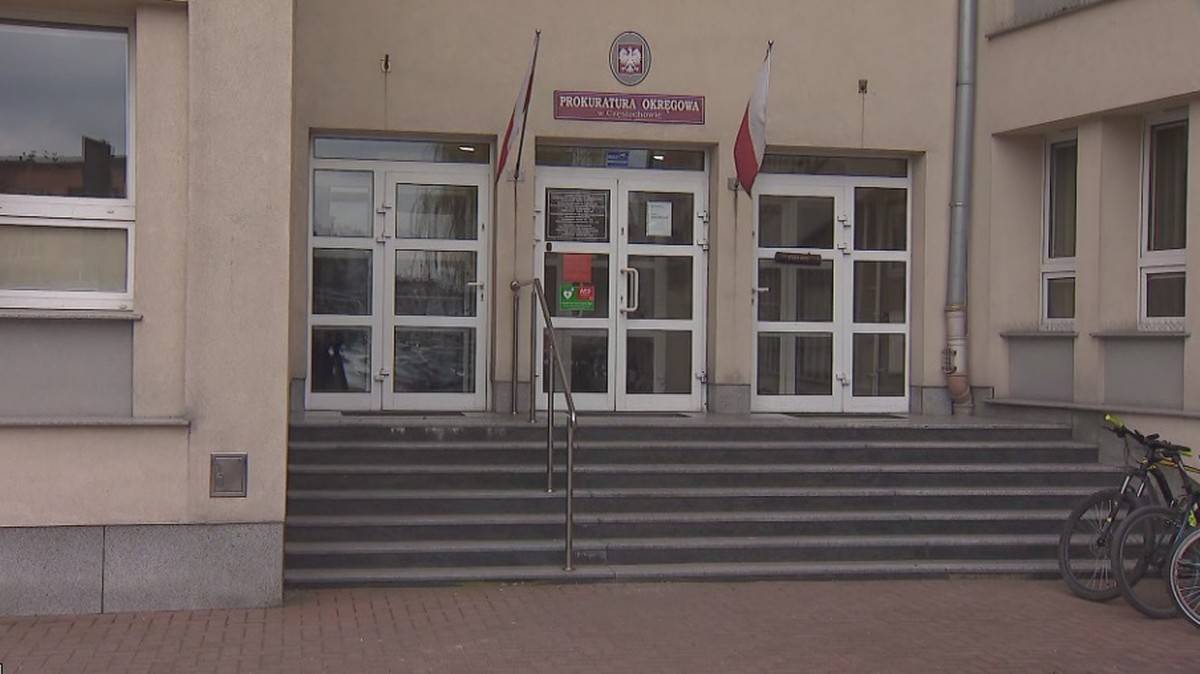 Budynek Prokuratury Rejonowej w Częstochowie z drzwiami i schodami.