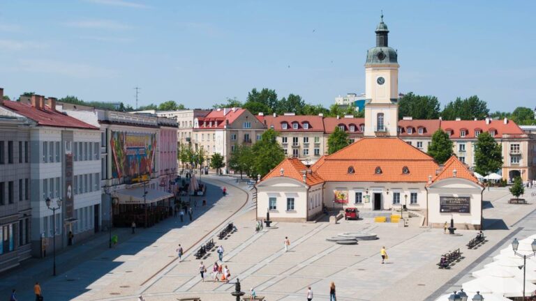 Nie jeden punkt centralny, lecz 16 lokalizacji rozmieszczonych po całym obszarze miejskim - w ten sposób administracja Białegostoku zamierza utworzyć system miejsc schronienia, w których obywatele mogliby szukać azylu w razie wystąpienia niebezpieczeństwa. - Naszym celem jest, aby zabezpieczenie populacji było rozproszone na obszarze miasta i łatwo dostępne dla wszystkich - argumentuje zarząd miasta usytuowanego 45 km od granicy z Republika Białorusi.  Białystok gotowy na kryzys. Miasto tworzy punkty schronienia. - INFBusiness