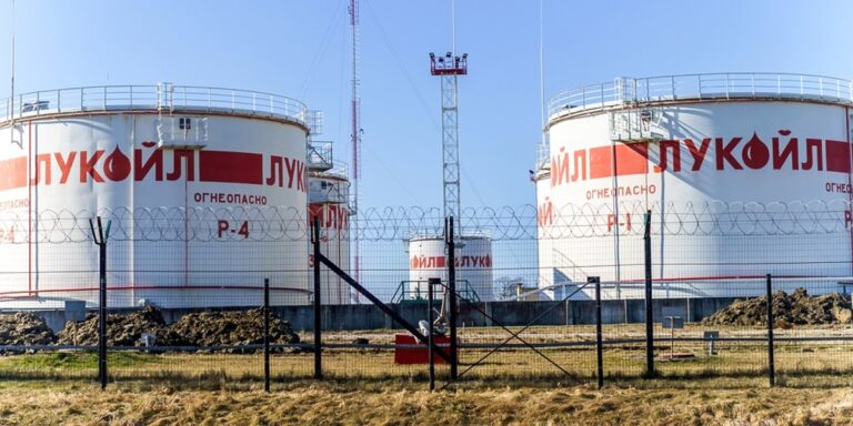 Amerykanie mogą odnieść podwójną korzyść z zaostrzonych sankcji wobec Rosji. Następny podmiot z USA, koncern paliwowy Chevron, wyraża zamiar nabycia udziałów Łukoila. Stawką jest 20 mld dolarów. Kto nabędzie majątek Łukoila? Amerykański potentat zainteresowany. - INFBusiness