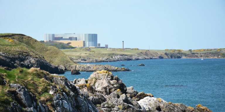 Pierwsza nieduża elektrownia atomowa w Zjednoczonym Królestwie zostanie zlokalizowana w Wylfa, na wyspie Anglesey w północnej części Walii — poinformował w czwartek urząd brytyjskiego premiera, Keira Starmera. Jej wznoszenie rozpocznie się w roku 2026. W połowie lat trzydziestych zakład ma zasilać w energię blisko 3 mln gospodarstw domowych. Brytania inwestuje w miniaturowe reaktory. Nowa siłownia atomowa w Walii - INFBusiness