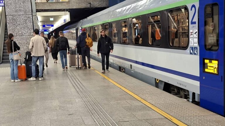 Pociągi nie będą się zatrzymywały na peronach stacji Warszawa Centralna w dniach od 8 do 16 listopada. Powodem są roboty prowadzone na torach. Niemniej jednak, nadal będzie dostępna przestrzeń handlowa, zarówno naziemna, jak i podziemna. W tych terminach będzie również obowiązywało obustronne uznawanie biletów przez różnych operatorów. Utrudnienia dla pasażerów. Brak postojów pociągów w sercu Warszawy. - INFBusiness