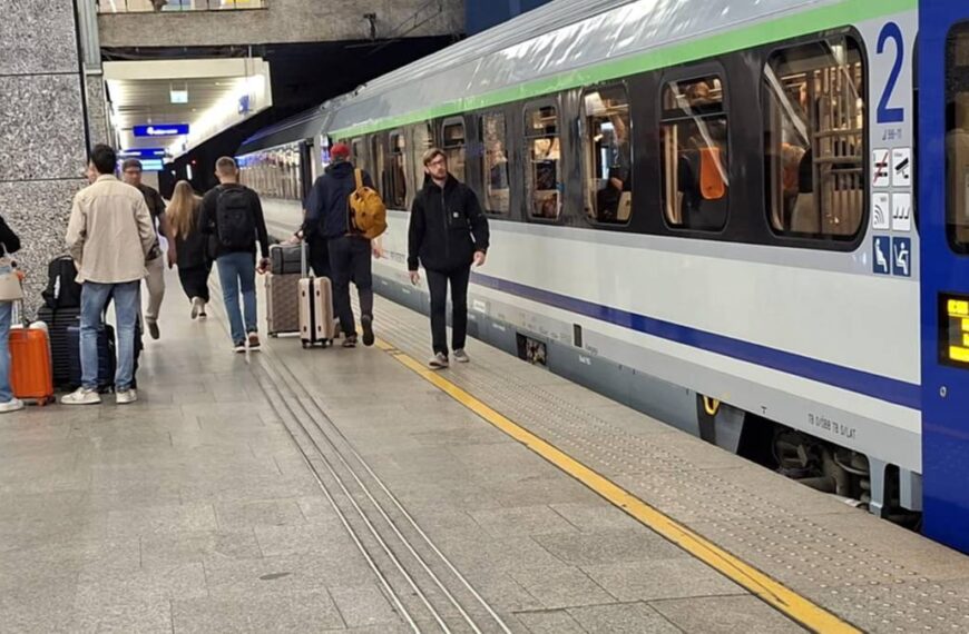 Utrudnienia dla pasażerów. Brak postojów pociągów w sercu Warszawy.