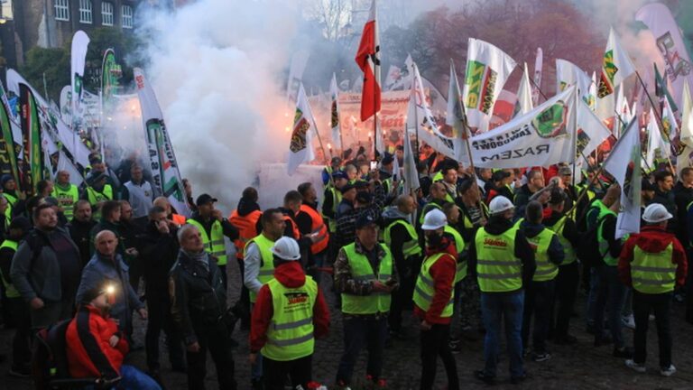Tysiące działaczy związkowych uczestniczyło w "marszu gwiaździstym" w Katowicach, wyrażając swój sprzeciw wobec strategii Zielonego Ładu. - W rzeczywistości nie ocala on Ziemi, a jedynie osłabia europejskie narody i europejską gospodarkę - relacjonował lider Sierpnia 80 Bogusław Ziętek. Demonstracja wywołała poważne zakłócenia w ruchu samochodowym i komunikacji publicznej. Katowice: Strajk przeciw "Zielonemu Porządkowi". - INFBusiness