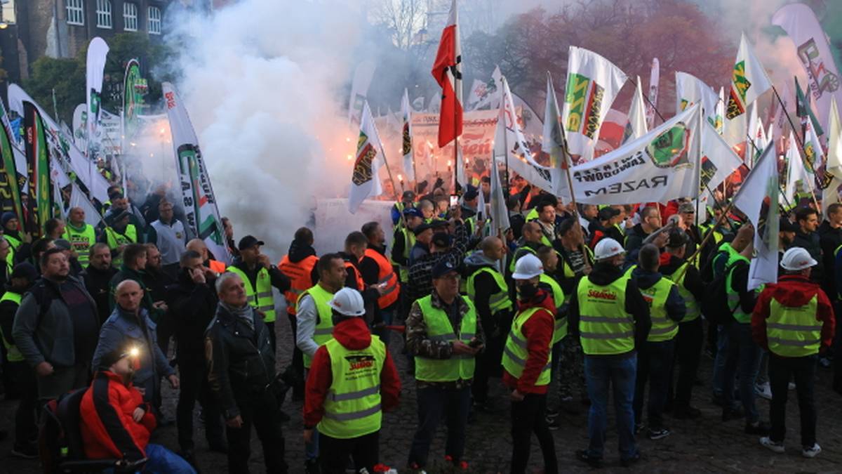 Tysiące działaczy związkowych uczestniczyło w "marszu gwiaździstym" w Katowicach, wyrażając swój sprzeciw wobec strategii Zielonego Ładu. - W rzeczywistości nie ocala on Ziemi, a jedynie osłabia europejskie narody i europejską gospodarkę - relacjonował lider Sierpnia 80 Bogusław Ziętek. Demonstracja wywołała poważne zakłócenia w ruchu samochodowym i komunikacji publicznej. Protest w Katowicach. Związkowcy nie chcą "Zielonego Ładu"