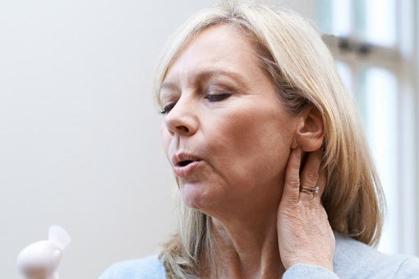 FDA zatwierdza niehormonalne leki na objawy menopauzy