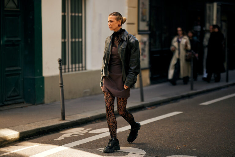 Według doniesień Wyborcza.biz, z każdym tygodniem przybywa konsumentek, które starają się odzyskać należności od firmy Stone Skirts, prezentującej się jako wytwórca ekskluzywnych kompletów dresowych z Białegostoku. To, co w mediach społecznościowych jest ukazywane jako historia o szybko rozwijającej się, lokalnej marce z segmentu premium, w rzeczywistości coraz częściej przeradza się w szereg rozczarowujących przeżyć związanych z zakupami. Kupujące wspominają o zwrotach opóźnianych w nieskończoność, niedostępności bezpośredniego kontaktu z działem obsługi oraz automatycznych odpowiedziach, które stwarzają jedynie wrażenie rozwiązania problemu. Rozmiar trudności powoduje, że grono pokrzywdzonych dynamicznie się powiększa, a sprawą zaczynają zajmować się kolejne instytucje. Stone Skirts – coraz więcej zażaleń i kłopotów z oddawaniem towaru. - INFBusiness