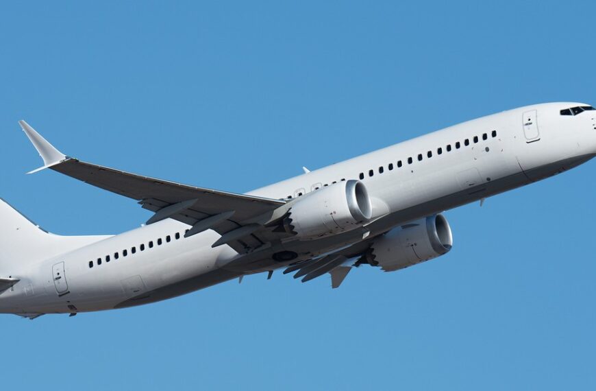 Wielka Brytania tnie połączenia lotnicze wewnątrz kraju. Szyny i ekologia kształtują rynek.