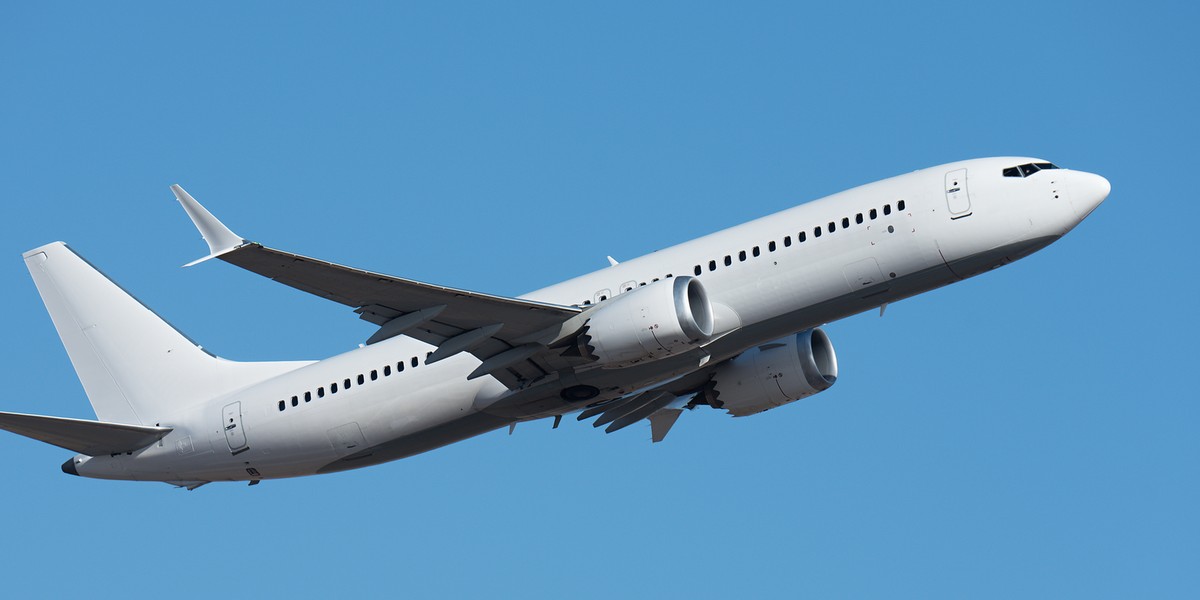 W przeciągu minionych dwóch dekad liczba połączeń wewnątrz kraju w Zjednoczonym Królestwie zmalała o przeszło połowę, pomimo wzrostu całkowitej liczby podróży samolotami. Tak wynika z danych od firmy Cirium, specjalizującej się w analizie ruchu lotniczego, na które powołała się stacja Sky News. Liczba krajowych lotów w Wielkiej Brytanii maleje