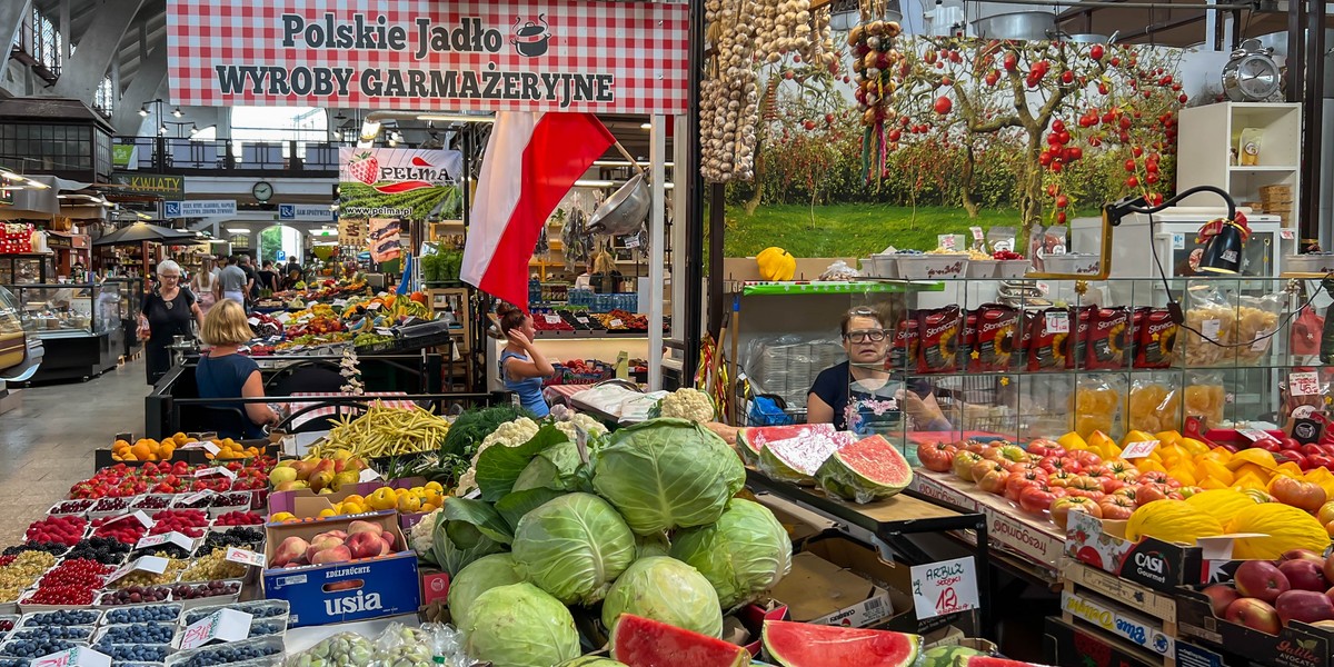 Co się stało w maju, że doszło do aż tak znacznego pogorszenia sytuacji na rynku pracy? Według danych publikowanych przez GUS, w ciągu jednego miesiąca liczba osób pracujących w Polsce zmniejszyła się o niemal 82 tys., a główną przyczyną jest regres w obszarze gospodarki pozabudżetowej. Najwięcej osób utraciło zatrudnienie wśród prowadzących działalność na własny rachunek. Tam redukcje etatów są najprostsze, ponieważ pracodawca nie jest zobowiązany do wypłacania rekompensat ani odpraw. Z danych wynika również osłabienie w handlu na placach targowych. Jest jednostka samorządu terytorialnego, w której w bieżącym roku ubyło ponad połowa zatrudnionych. Statystyki GUS wskazują, że na targowiskach pracuje o jedna piąta osób mniej niż rok temu