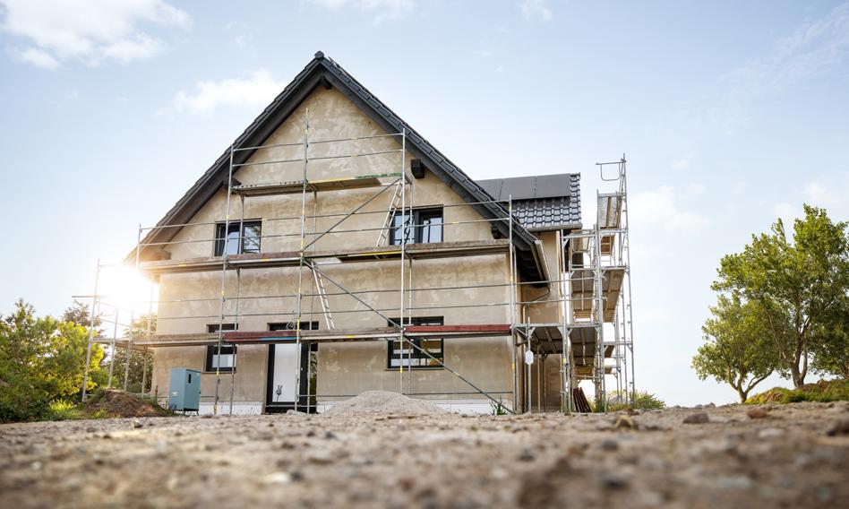 Uchwalona w piątek przez Sejm nowelizacja Ustawy o prawie budowlanym rozszerza spis inwestycji, które nie wymagają zezwolenia budowlanego, a jedynie notyfikacji - dołączono do niego m.in. samodzielne obiekty użyteczności publicznej o metrażu nieprzekraczającym 200 mkw. i maksymalnie dwóch poziomach. Zgłoszenie zamiast pozwolenia na budowę. Katalog inwestycji poszerza się