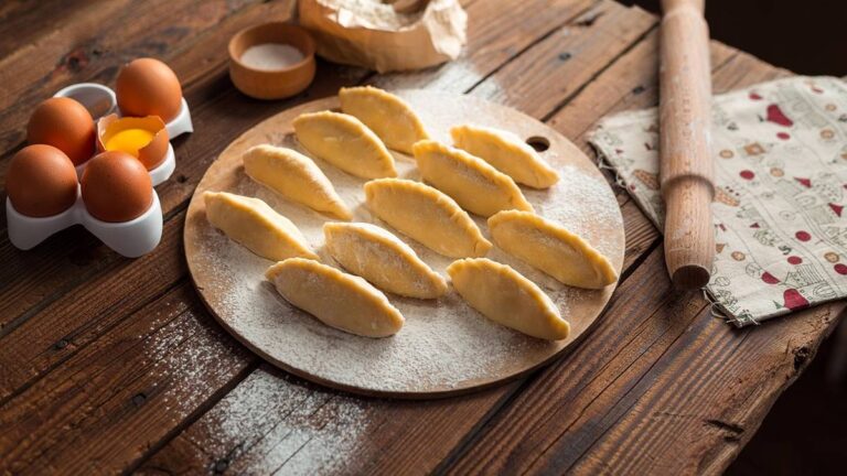 Naczelny Inspektorat Sanitarny opublikował nagłe zawiadomienie dla odbiorców. Z rynku ekspresowo eliminowany jest artykuł stosowany do komponowania pierogów, w którym stwierdzono występowanie niebezpiecznych elementów posiadających zdolność przedostawania się do produktów spożywczych. GIS rekomenduje, aby nie korzystać z niesprawnego akcesorium kuchennego i oddać je do punktu sprzedaży. Pilny alert GIS. Zagrożenie – szkodliwe składniki w nabierce do pierogów - INFBusiness