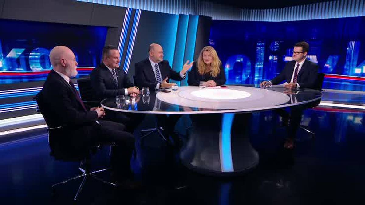 - To jest konflikt wewnętrzny w Polsce - w taki sposób Bronisław Komorowski skomentował waśnie pomiędzy Kancelarią Prezydenta a gabinetem w audycji "Prezydenci i premierzy". Zaznaczył, że "głowa państwa Nawrocki stanowi obecnie całkowitą opozycję". Z drugiej strony, eks-premier Waldemar Pawlak sądzi, że władze wykonawcza powinna przekazywać do prezydenta jak najwięcej aktów prawnych, nawet jeśli miałyby one zostać odrzucone. "Opozycja totalna". Komorowski ocenia pierwsze sto dni prezydentury Nawrockiego - INFBusiness