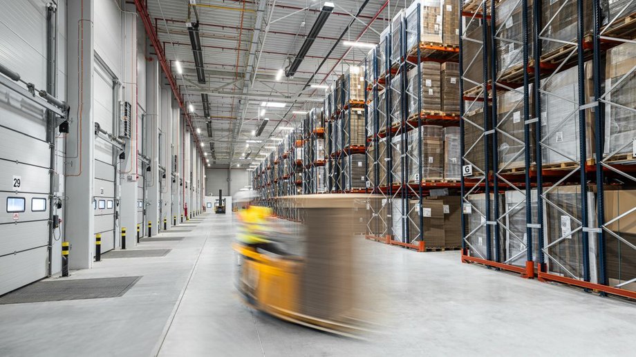 Czy powszechnie wykorzystywany i lubiany "karton" potrafi stanowić o przewadze konkurencyjnej w handlu elektronicznym? – O wartościach, współdziałaniu i sztuce doskonałości operacyjnej, dzięki której opakowania urastają do rangi strategicznego ogniwa działalności, opowiada Mateusz Bochenek, dyrektor generalny Grembox. Rozmowę zrealizowała Małgorzata Kozieł z zespołu redakcyjnego "Rzecz o innowacjach i inwestycjach". Centrum Logistyczne Grembox z magazynem na 25 000 palet jest świetnie skomunikowane z całą Polską.