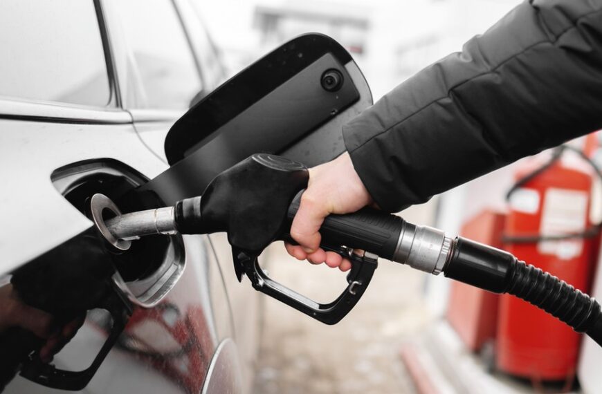 Trumpowe sankcje uderzają w obrót ropą Urals.