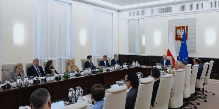 Polska nie rezygnuje z zamiaru, by system opłat emisyjnych w sektorze budowlanym i transportowym, czyli ETS2, zaczął obowiązywać w 2030 r. Wiceminister klimatu Krzysztof Bolesta, odpowiedzialny za negocjacje w tym zakresie, informuje Business Insider Polska, że okazją do przeforsowania tej idei będzie korekta unijnej dyrektywy ETS. Komisja Europejska planuje ją w roku 2026. Bolesta sugeruje również, że po 2027 r. klimat wokół unijnych aspiracji klimatycznych może ulec pogorszeniu. Polska trwa przy swoim stanowisku w kwestii ETS2. "Nowelizacja dyrektywy będzie punktem zwrotnym" - INFBusiness