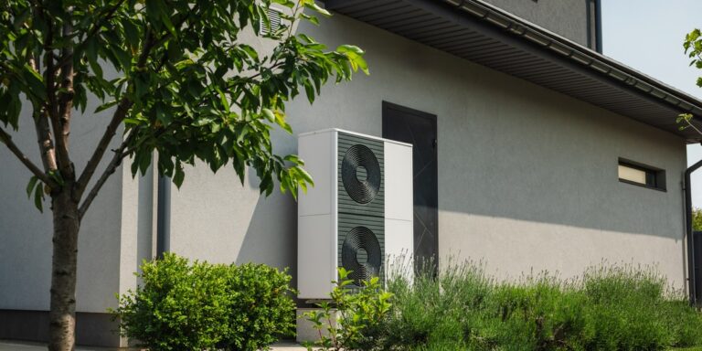 Staniały prąd i elektryfikacja kraju. Co utrudnia obniżki opłat? - INFBusiness