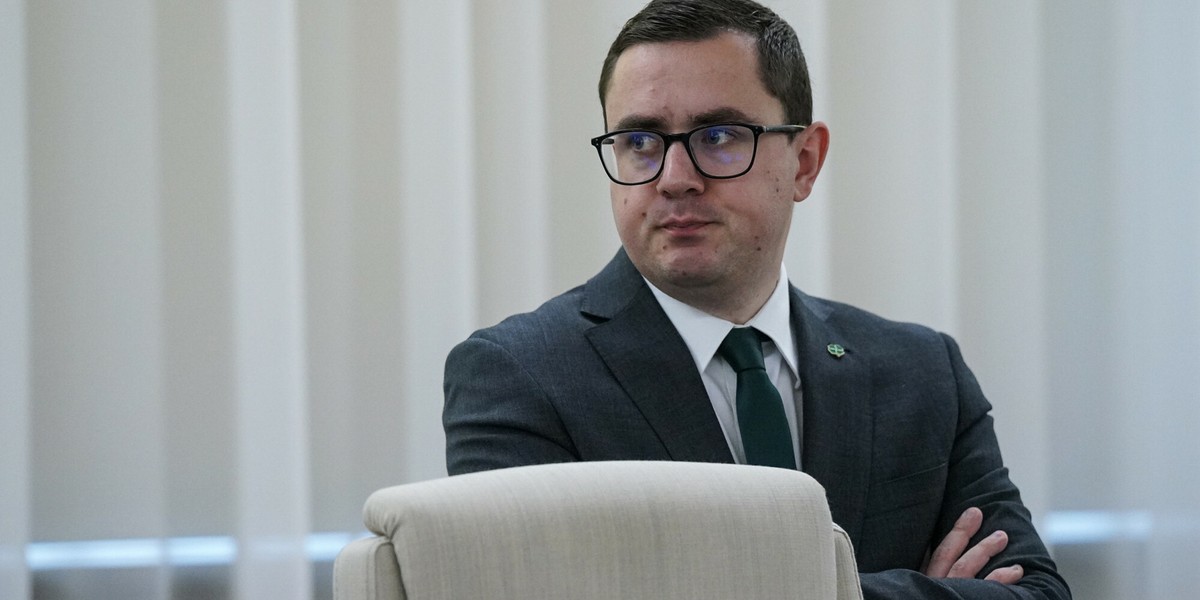 Polska przemiana energetyczna znalazła się pod baczną obserwacją Greenpeace Polska. Organizacja skupia uwagę na gazie w strukturze energetycznej. Oskarża firmy energetyczne o zbyt duże inwestycje w to paliwo, co wpłynie na wzrost kosztów energii elektrycznej dla obywateli Polski. Jednakże rząd i spółki odpowiadają, że najważniejsze jest dla nich bezpieczeństwo energetyczne kraju. Minister Miłosz Motyka